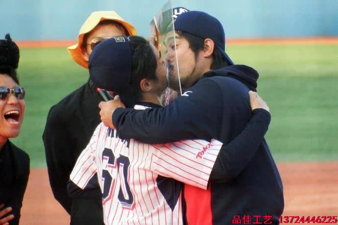 亞克力之吻，搞笑的亞克力接吻